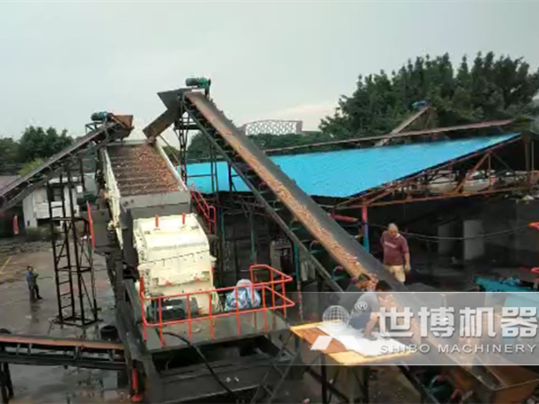 大型移動式建筑垃圾破碎機現(xiàn)場 大型移動式建筑垃圾破碎機現(xiàn)場