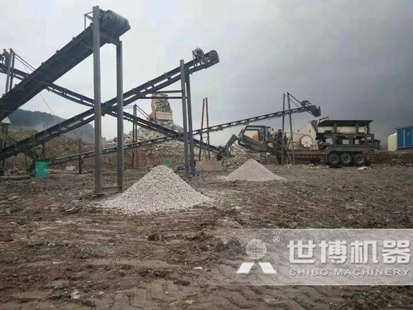 移動(dòng)式建筑垃圾破碎機(jī)現(xiàn)場(chǎng) 移動(dòng)式建筑垃圾破碎機(jī)現(xiàn)場(chǎng)