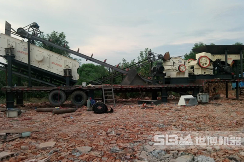 建筑工地小型磚渣粉碎機(jī)現(xiàn)場 建筑工地小型磚渣粉碎機(jī)現(xiàn)場