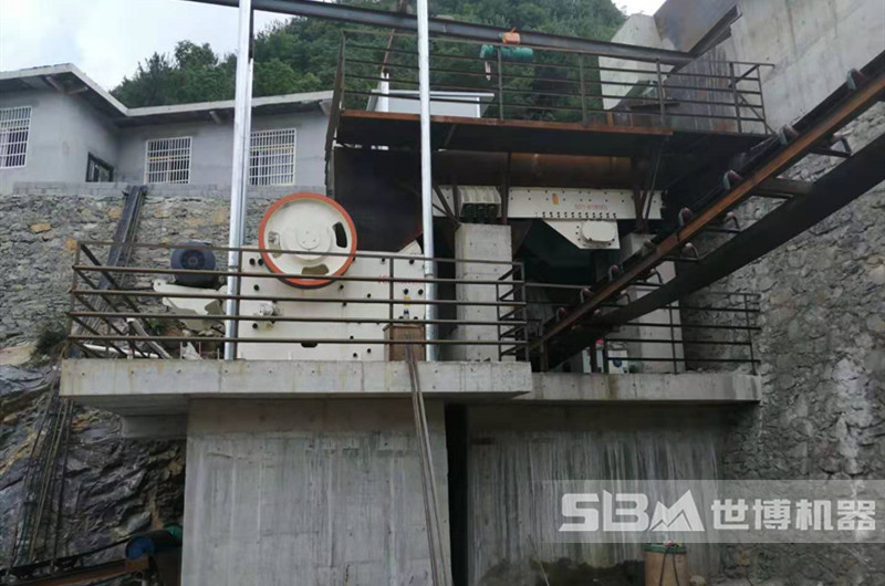 破碎機(jī)喂料機(jī)安裝現(xiàn)場 破碎機(jī)喂料機(jī)安裝現(xiàn)場