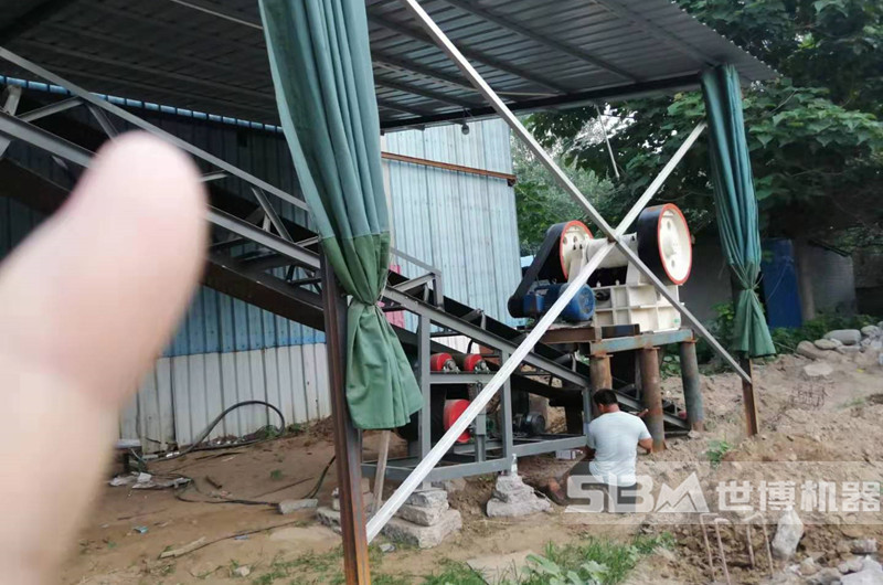 破碎機(jī)工作現(xiàn)場(chǎng)圖 破碎機(jī)工作現(xiàn)場(chǎng)圖
