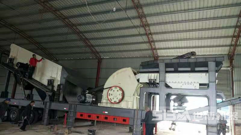 移動(dòng)重型錘破篩分機(jī) 移動(dòng)重型錘破篩分機(jī)