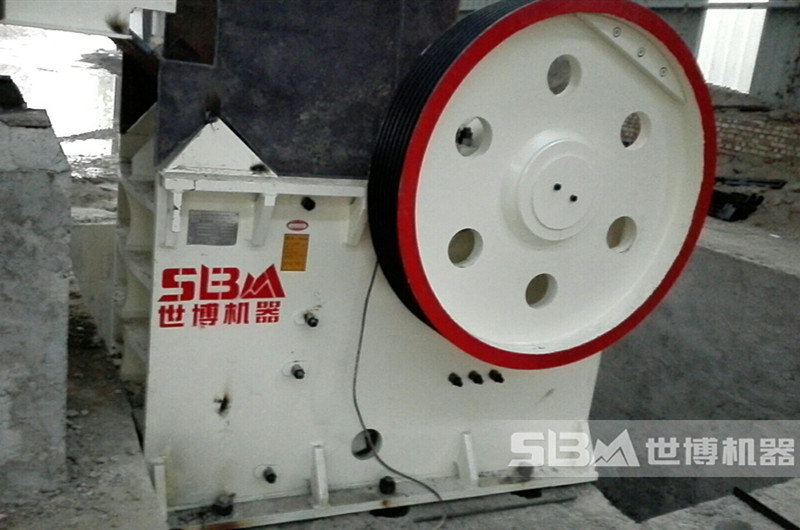 破碎路面石頭的鄂破機 破碎路面石頭的鄂破機