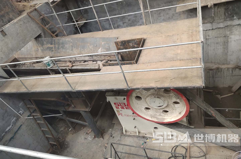 顎式破碎機(jī)破碎石頭現(xiàn)場 顎式破碎機(jī)破碎石頭現(xiàn)場