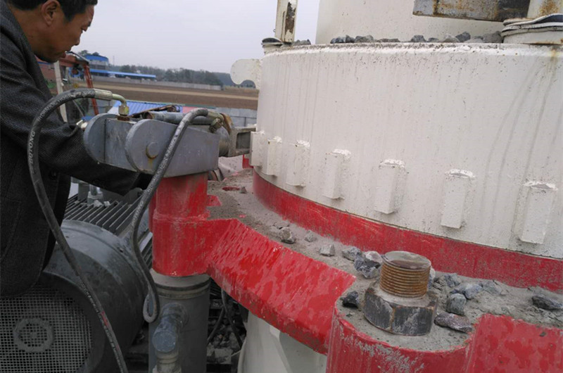 大型圓錐破電機(jī)拆卸現(xiàn)場 大型圓錐破電機(jī)拆卸現(xiàn)場