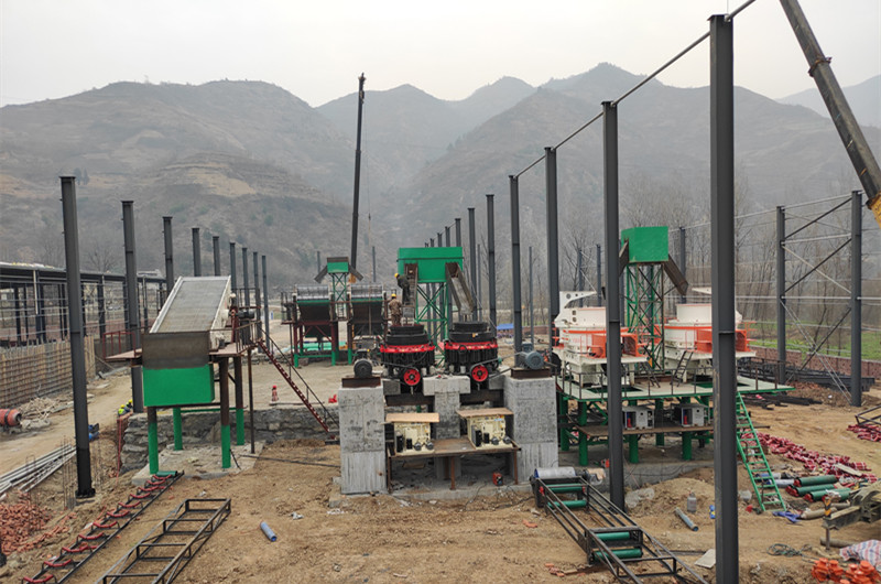 圓錐破碎機(jī)、制砂機(jī)、振動(dòng)篩安裝現(xiàn)場
