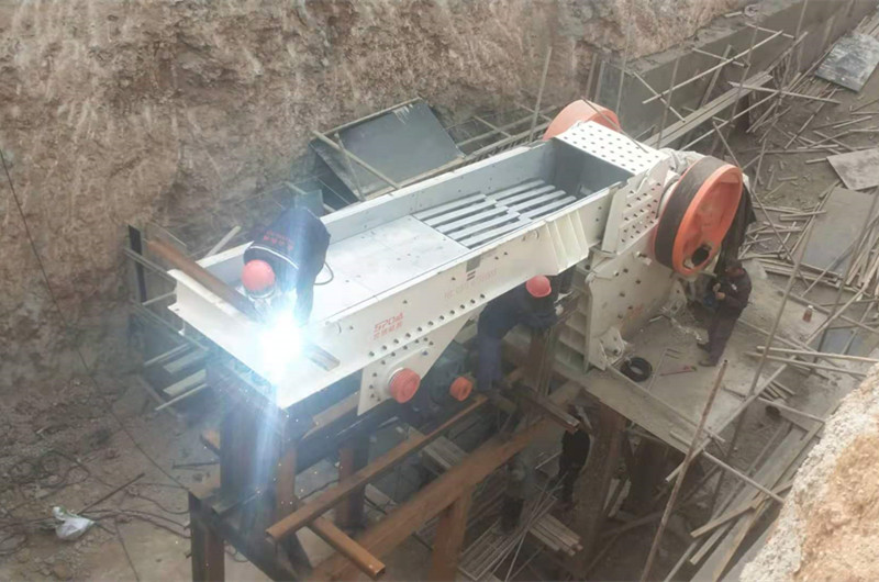 顎式破碎機、給料機安裝現(xiàn)場