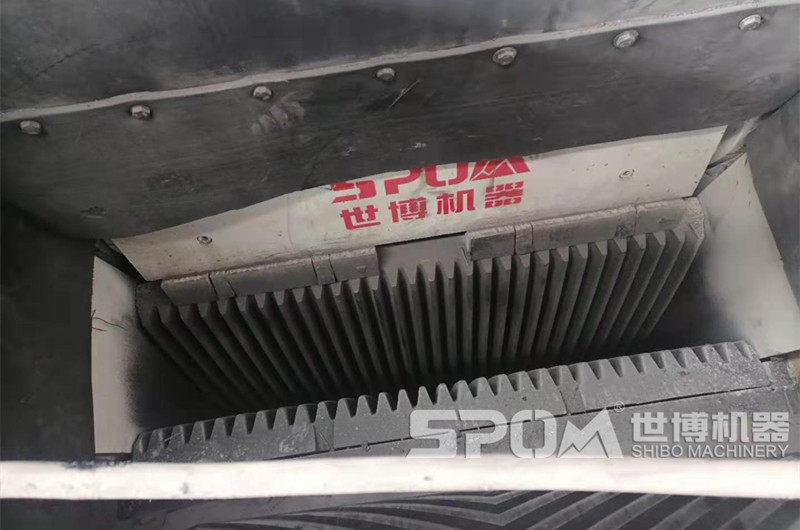 PEX細(xì)鄂破機(jī)進(jìn)料口，細(xì)齒牙鄂板