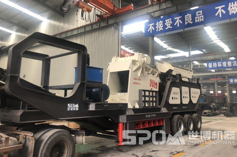 大型石頭破碎機(jī)生產(chǎn)車間，圖為一臺(tái)大型移動(dòng)破碎機(jī)半成品