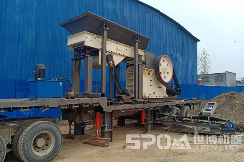廢舊平板貨車改裝的移動(dòng)顎破破碎機(jī) 廢舊平板貨車改裝的移動(dòng)顎破破碎機(jī)