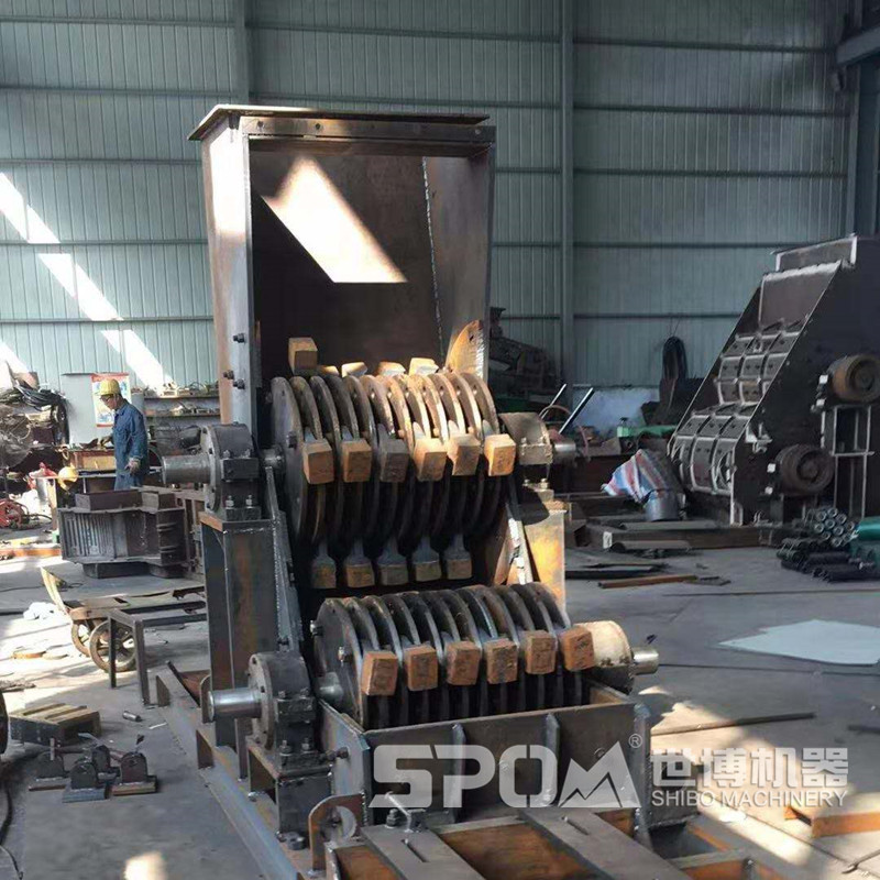 世博雙級破碎機生產(chǎn)車間，雙級破碎機半成品內(nèi)部結(jié)構(gòu)