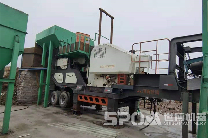 車載輪胎移動(dòng)顎破機(jī)加工石料現(xiàn)場圖 車載輪胎移動(dòng)顎破機(jī)加工石料現(xiàn)場圖