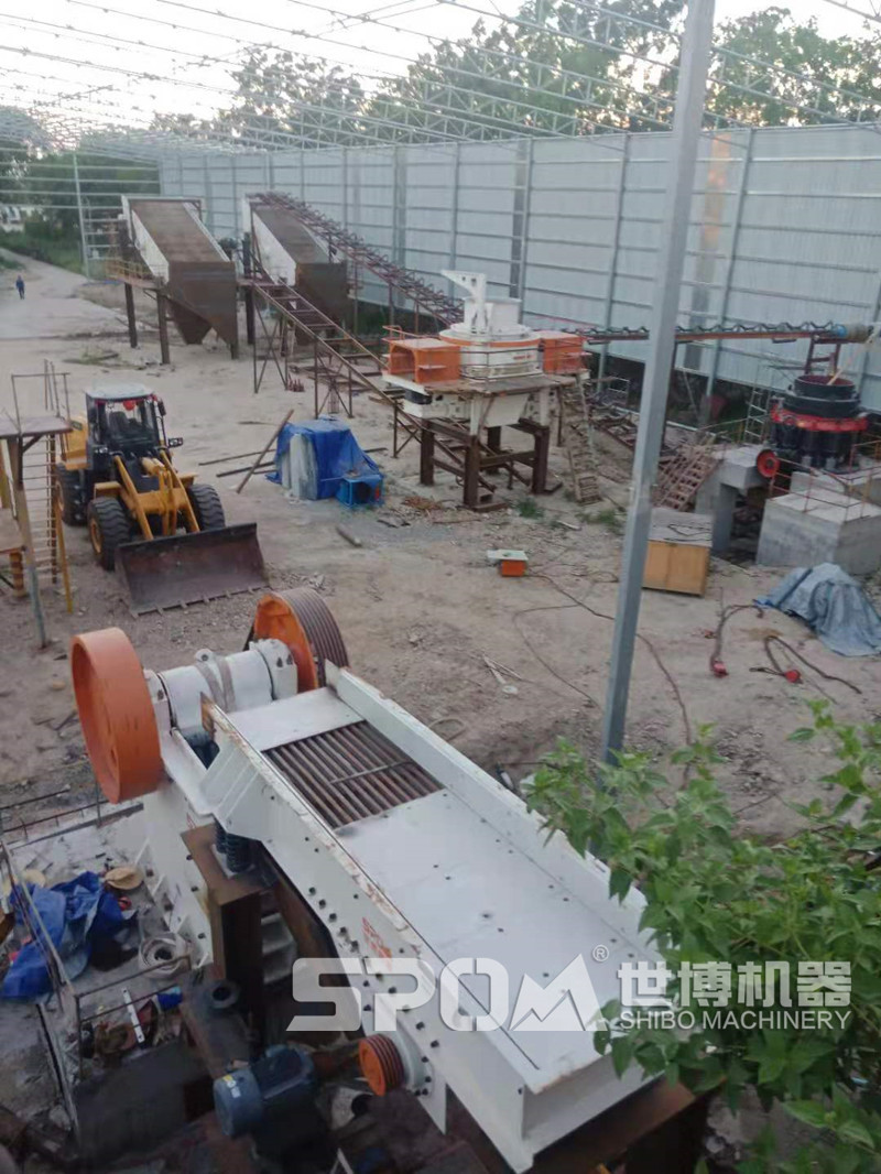 河卵石破碎制砂現(xiàn)場(chǎng)圖 河卵石破碎制砂現(xiàn)場(chǎng)圖