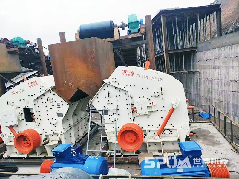 反擊式破碎機(jī)現(xiàn)場(chǎng) 反擊式破碎機(jī)現(xiàn)場(chǎng)