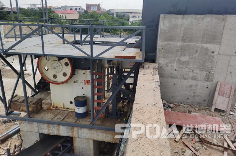 小型石子破碎機(jī)現(xiàn)場圖，家庭用小顎破